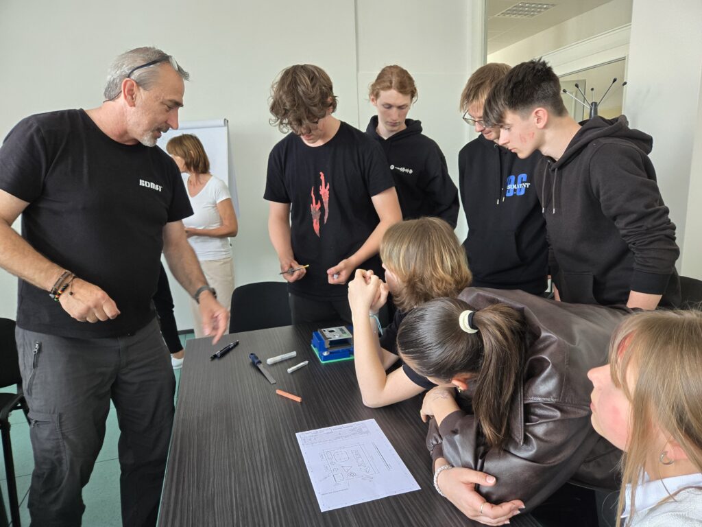 KOMFI | Řemeslný den v KOMFI: Žáci si vyzkoušeli svět techniky i obchodu na vlastní kůži KOMFI | Řemeslný den v KOMFI: Žáci si vyzkoušeli svět techniky i obchodu na vlastní kůži