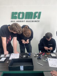 KOMFI|Řemeslný den v KOMFI: Žáci si vyzkoušeli svět techniky i obchodu na vlastní kůži