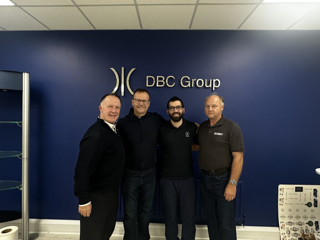 KOMFI | Týden plný úspěchů: Instalace Amiga 52 a historické vítězství na Velké pardubické