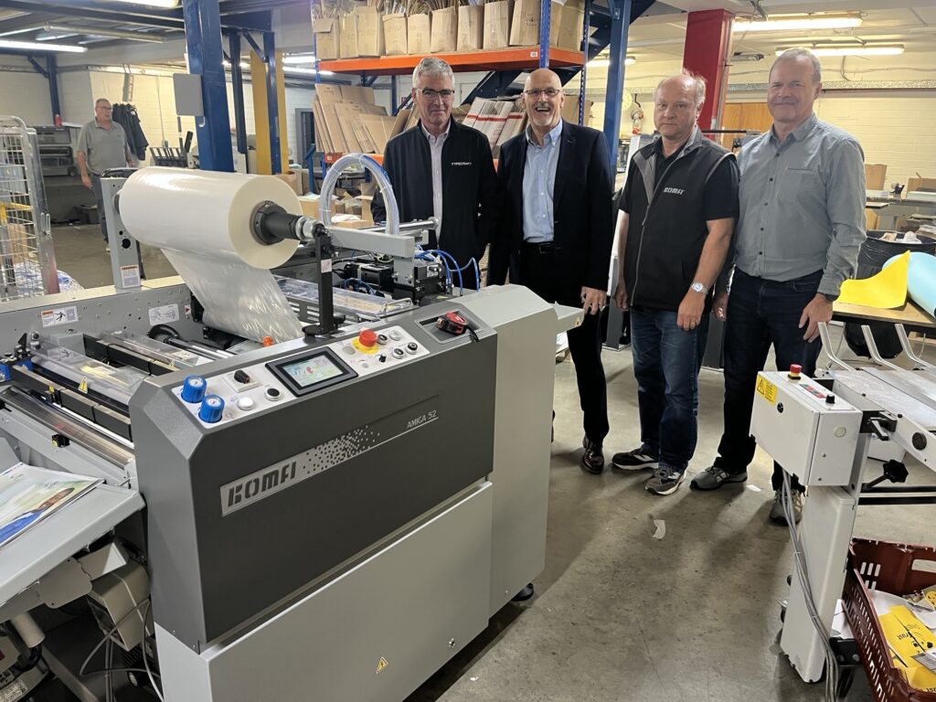 KOMFI | Týden plný úspěchů: Instalace Amiga 52 a historické vítězství na Velké pardubické